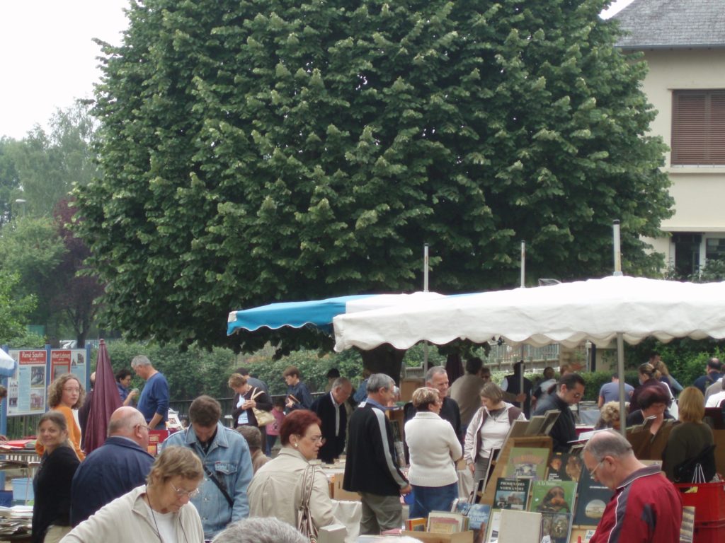 Bouquinistes au bord de la Risle